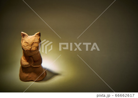 陶器の拝み猫です の写真素材