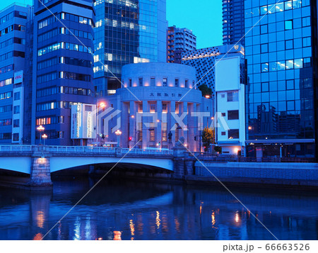夕暮れの大阪 中之島公園から見る難波橋と北浜 66663526