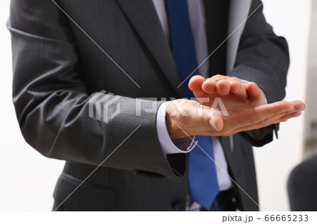 businessman applauds at a seminar to the lecturer 66665233