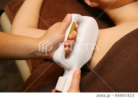 脱毛サロンの脇の施術イメージ(顔なし) 脱毛サロンの脇の施術イメージ(顔なし) 66665823