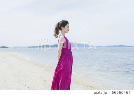 南国のワンピースの女性の写真素材