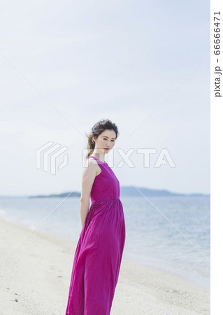 南国のワンピースの女性の写真素材