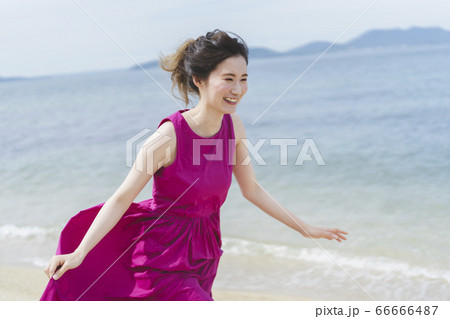 南国のワンピースの女性の写真素材