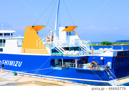 静岡県静岡市清水区の清水マリンパークの風景、街並みと夏空と港の風景【6月】 66668776
