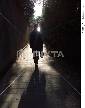 男性の後ろ姿のシルエット 66669076