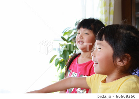 部屋で笑う姉妹 部屋で笑う姉妹 66669260