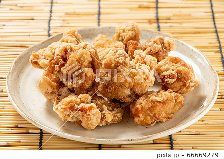 若鶏もも肉の唐揚げ(竜田揚げ)。背景、すだれ。 66669279
