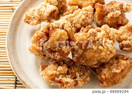 若鶏もも肉の唐揚げ(竜田揚げ)。背景、すだれ。 66669284
