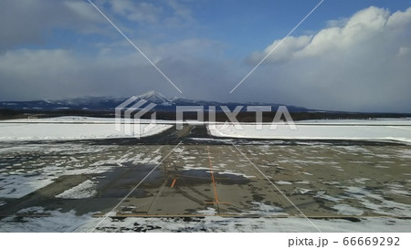《北海道》　空港の窓から見た雪景色の滑走路 66669292