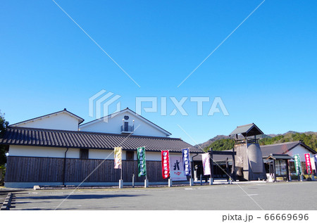 快晴の爽やかな青空の下で来場客を待つ安来節演芸館 … 島根県 安来市(快晴) 快晴の爽やかな青空の下で来場客を待つ安来節演芸館 … 島根県 安来市(快晴) 66669696
