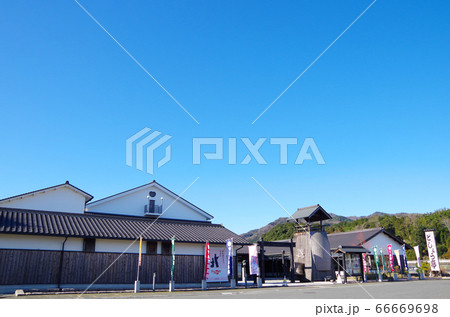 快晴の爽やかな青空の下で来場客を待つ安来節演芸館 … 島根県 安来市(快晴) 快晴の爽やかな青空の下で来場客を待つ安来節演芸館 … 島根県 安来市(快晴) 66669698