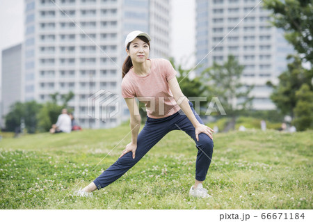 公園で運動する女性 66671184