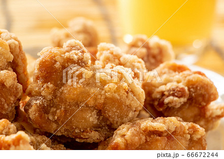 若鶏もも肉の唐揚げ(竜田揚げ)。夏のビールのおつまみイメージ。 66672244
