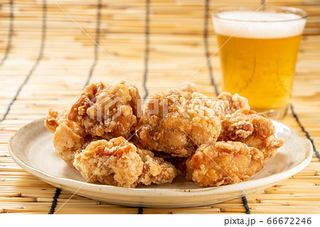 若鶏もも肉の唐揚げ(竜田揚げ)。夏のビールのおつまみイメージ。 66672246
