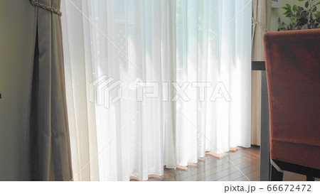 白いレースカーテンが揺れる、明るい日差しのダイニングルーム 1548 白いレースカーテンが揺れる、明るい日差しのダイニングルーム 1548 66672472