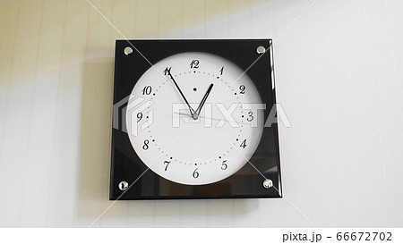 もうすぐ昼休みが終わる12時55分の掛時計　1594 66672702