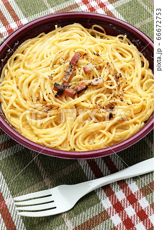 コンビニパスタ チーズとベーコンのカルボナーラの写真素材