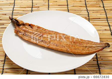 うなぎの蒲焼き･一尾(国産)。背景すだれで夏･土用の丑の日イメージ。 66672830