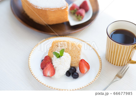 取り分けたシフォンケーキとコーヒー 66677985