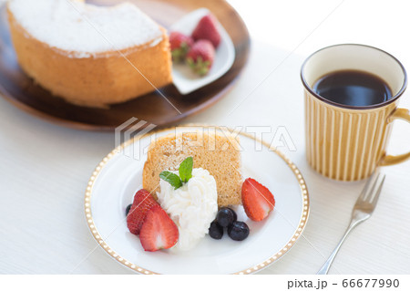 取り分けたシフォンケーキとコーヒー 取り分けたシフォンケーキとコーヒー 66677990