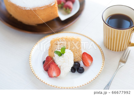 取り分けたシフォンケーキとコーヒー 取り分けたシフォンケーキとコーヒー 66677992