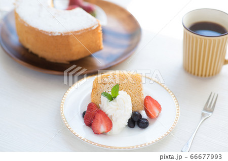 取り分けたシフォンケーキとコーヒー 取り分けたシフォンケーキとコーヒー 66677993