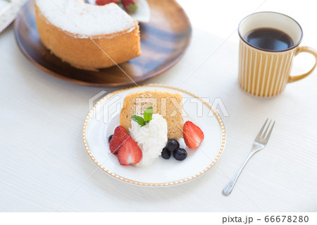 取り分けたシフォンケーキとコーヒー 取り分けたシフォンケーキとコーヒー 66678280