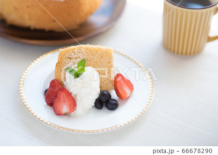 取り分けたシフォンケーキとコーヒー 66678290