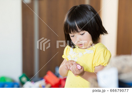 部屋で遊ぶ女の子 部屋で遊ぶ女の子 66679077
