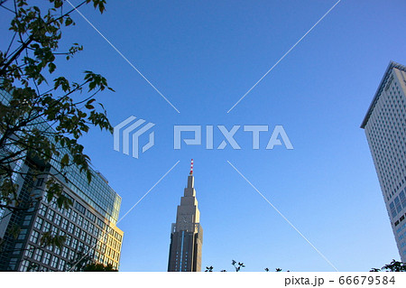 正月明けの朝の光に包まれた新宿の空 66679584