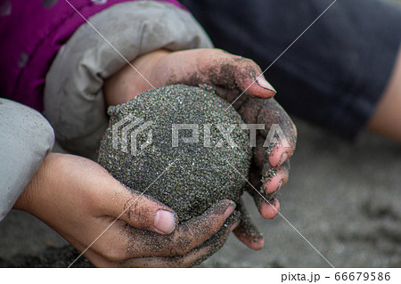 砂だらけの手 66679586