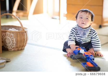 お座りをして遊ぶ8ヶ月の赤ちゃん お座りをして遊ぶ8ヶ月の赤ちゃん 66679608