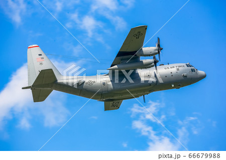 横田基地から離陸するC-130H輸送機（東京都福生市） 66679988