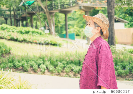 old elder woman wearing woman wearing medical mask 66680317