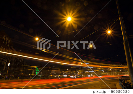 オランダアムステルダムの夜景 歴史的な建物と流れる路面電車の明かり オランダアムステルダムの夜景 歴史的な建物と流れる路面電車の明かり 66680586