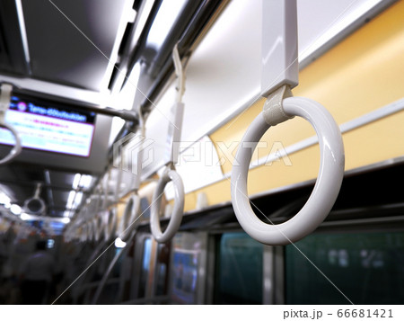 電車内の吊り革 66681421