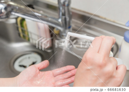 アルコール消毒をする女性の手元 66681630
