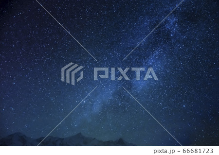 中国雲南省シャングリラ市徳欽 梅里雪山と満点の星空・天の川 66681723