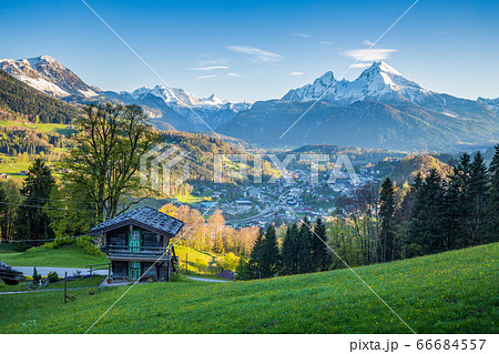 Idyllic mountain scenery in the Alps with cabin Idyllic mountain scenery in the Alps with cabin 66684557