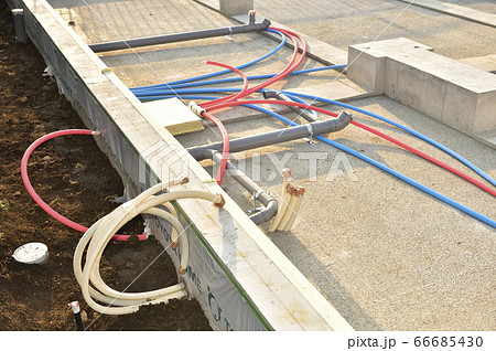 新築住宅の基礎と給水管 排水管の配管工事の写真素材 66685430 Pixta