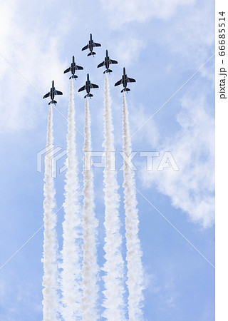 航空祭。ブルーインパルスのアクロバット飛行。 66685514