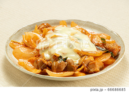 チーズタッカルビ。チーズ入り、鶏肉と野菜の韓国風炒め物。 66686685