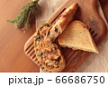 木のカッティングボードに乗ったおしゃれなパン 66686750