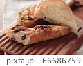 木のカッティングボードに乗ったおしゃれなパン 66686759