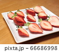 たくさんの種類の並んだいちご 66686998