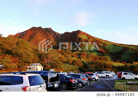 峠の茶屋駐車場より望む紅葉の那須朝日岳　日の出 66687183