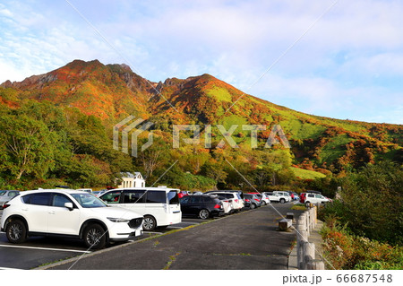 峠の茶屋駐車場より望む紅葉の那須朝日岳　日の出 66687548
