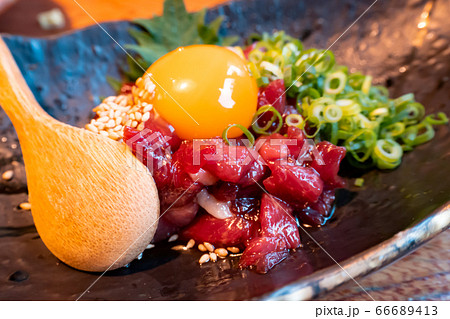 馬肉ユッケ 接写 黄身 青ねぎ ゴマ 皿 さじ 横位置 66689413