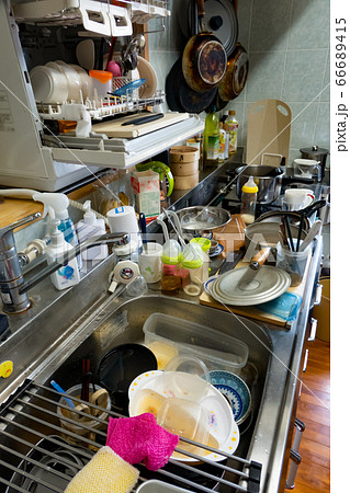 片付いていない食器が散乱する台所 食洗器 シンク 流し台 ガスレンジ ゴミ箱 縦 66689415