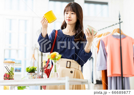 買い物をする20代の若い女性 買い物をする20代の若い女性 66689877